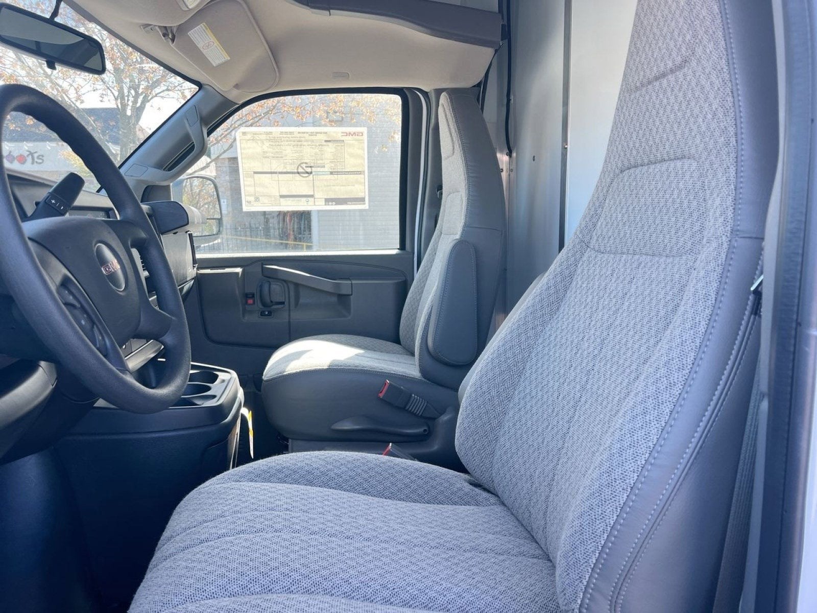 2025 GMC Savana Cutaway 3500 1WT