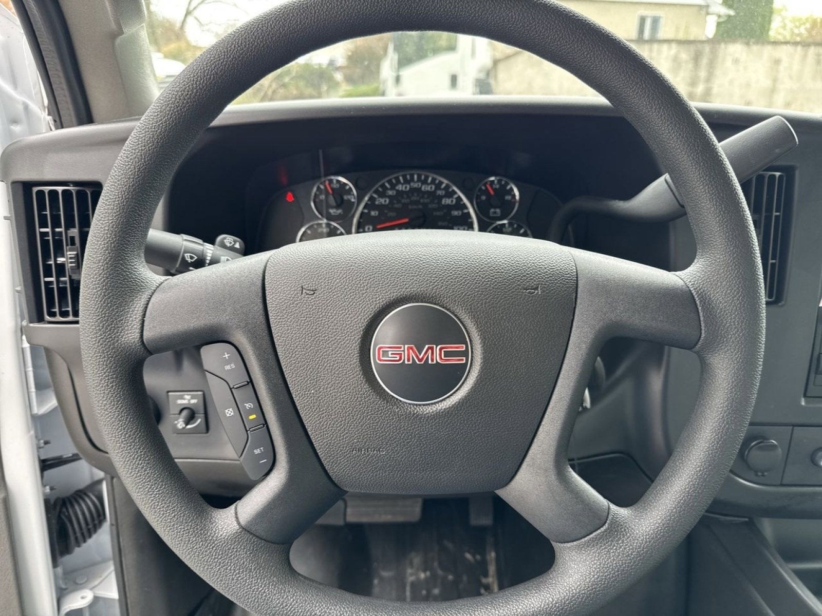 2025 GMC Savana Cutaway 3500 1WT