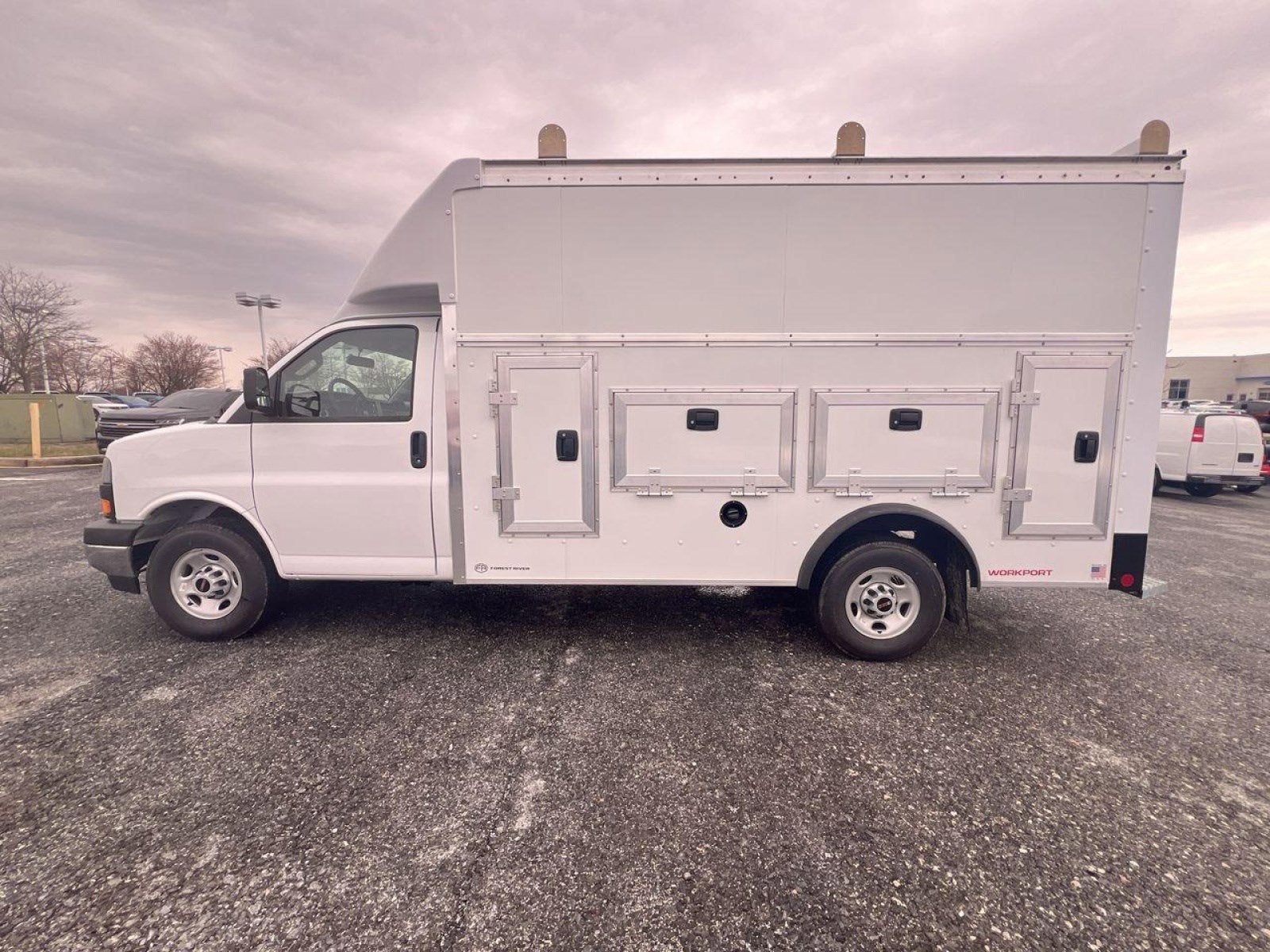 2025 GMC Savana Cutaway 3500 1WT