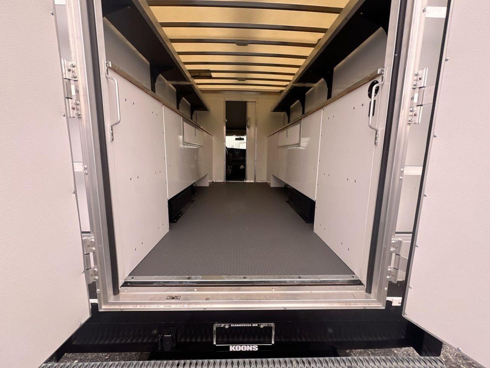 2025 GMC Savana Cutaway 3500 1WT